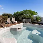 Будинок відпочинку 3 Bedroom With Pool And Jacuzzi *