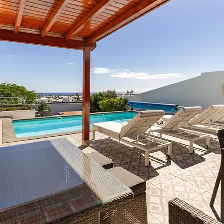 3 Bedroom With Pool And Jacuzzi Holiday home