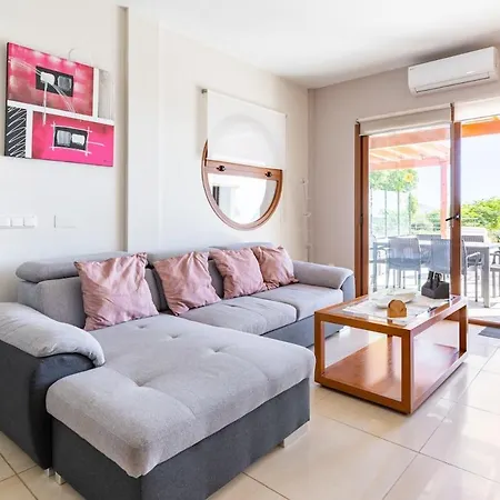 3 Bedroom With Pool And Jacuzzi Holiday home *