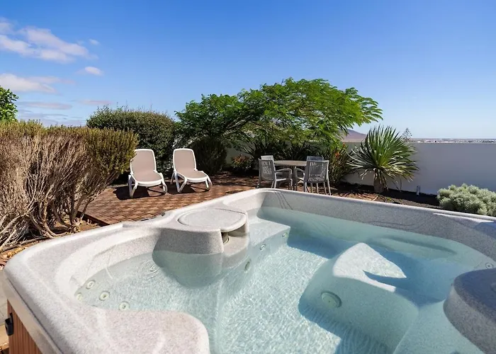 بيت للعطل 3 Bedroom With Pool And Jacuzzi *